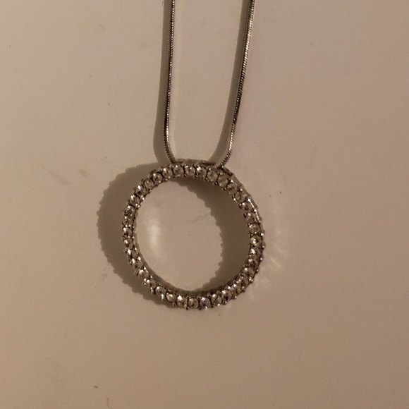 *N 📿 Rhinestone Circle Pendant Necklace - Picture 7 of 9